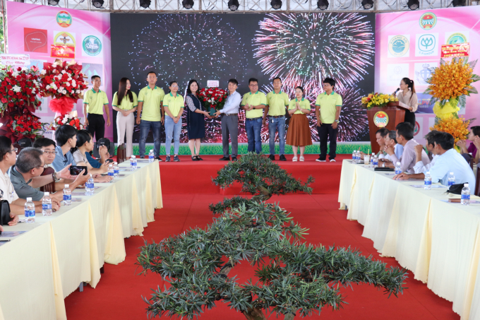 Lãnh đạo tỉnh Bình Phước tặng hoa chúc mừng hợp tác xã dịch vụ nông nghiệp số Bình Phước tại lễ ra mắt. Ảnh: Trần Trung.