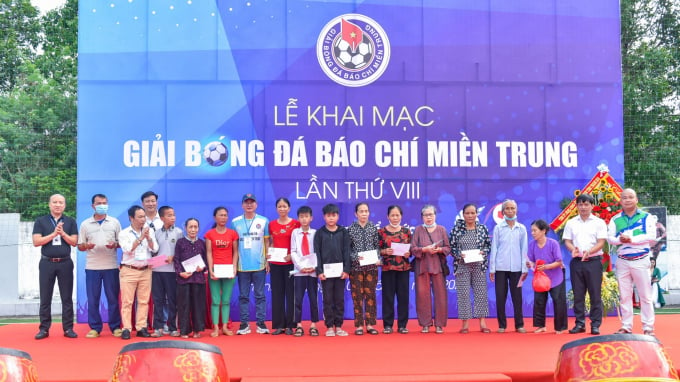Ban Tổ chức giải đã trao tặng 15 suất quà, mỗi suất 2 triệu đồng tới các hộ nghèo, học sinh có hoàn cảnh khó khăn trên địa bàn thành phố Thanh Hóa. Ảnh: Hoàng Đông