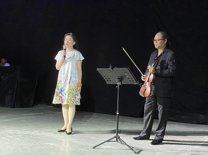 Nhà thơ Vi Thùy Linh trình diễn với nhạc sĩ Tăng Thành Nam.