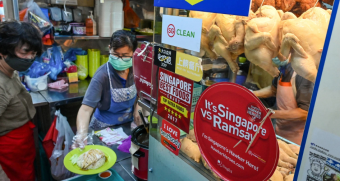 Singapore đang đối mặt với cuộc 'khủng hoảng cơm gà'- món ăn hàng ngày của người dân đảo quốc Sư tử, sau khi quốc gia láng giềng Malaysia ban hành lệnh cấm xuất khẩu thịt gà để bảo vệ nguồn cung trong nước. Ảnh: CNA 