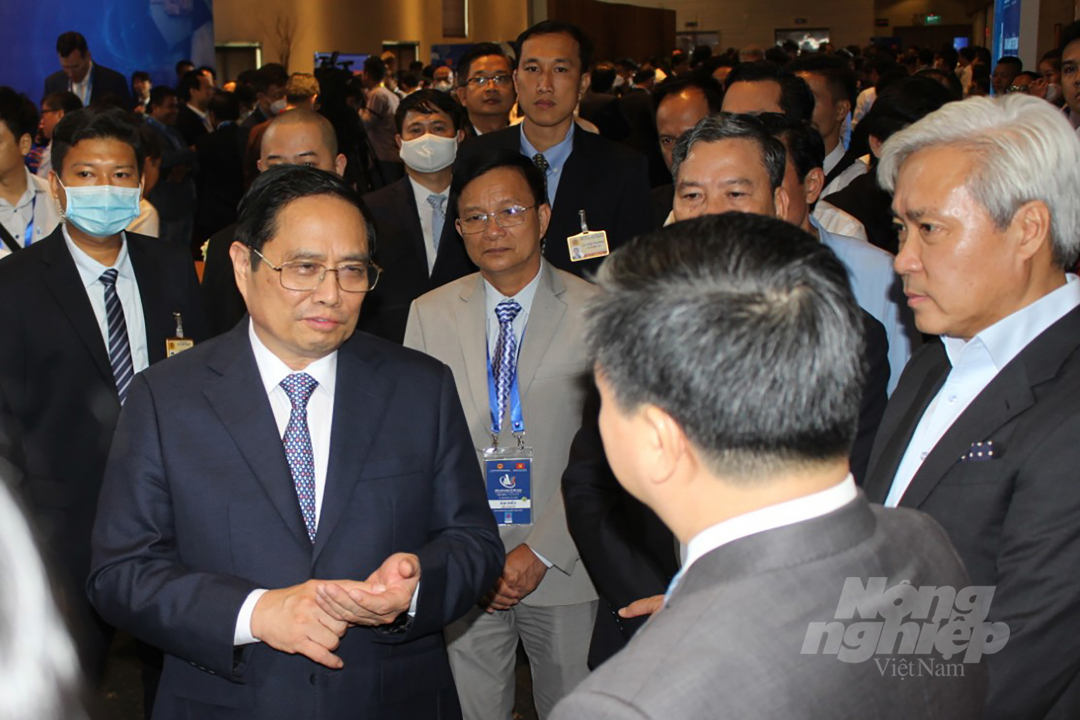 Thủ tướng Chính phủ Phạm Minh Chính trao đổi với các đại biểu bên lề Diễn đàn. Ảnh: Nguyễn Thủy.