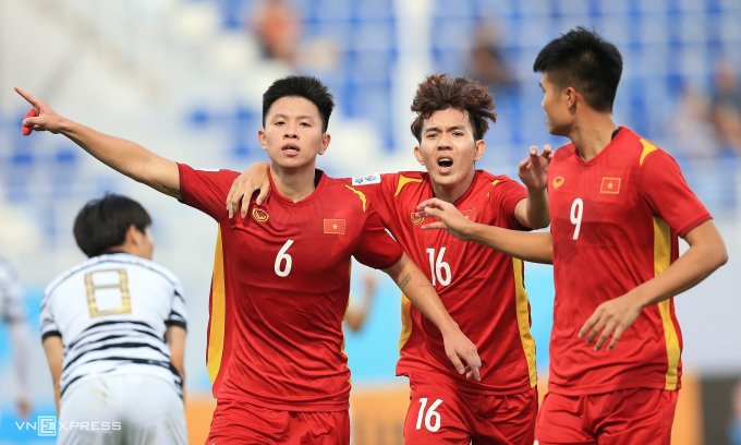Tiến Long ghi bàn giúp U23 Việt Nam có được 1 điểm. Ảnh: VnExpress.