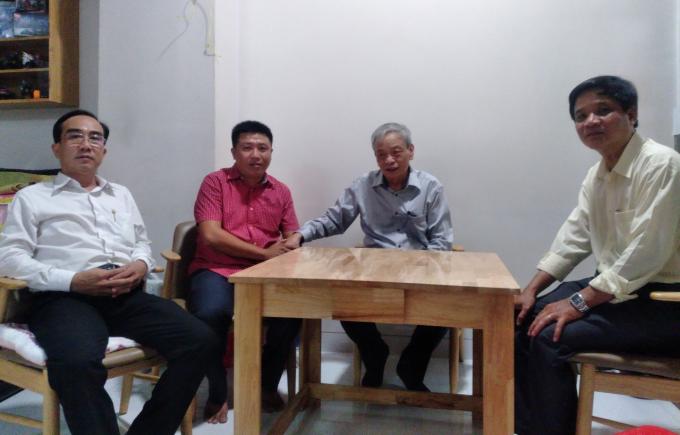 Nguyên Bộ trưởng Bộ Thủy sản Tạ Quang Ngọc (giữa) nói chuyện với anh Huỳnh Văn Tha con ông Năm Gành. Ảnh: NNVC.