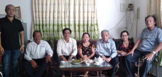 Cả vợ chồng ông Ba và bà Út đón tiếp nguyên Bộ trưởng Thủy sản Tạ Quang Ngọc cùng các anh ở Liên hiệp hữu nghị và Chi cục Thủy sản, chuyện trò cởi mở, chân tình. Ảnh: NVCC.