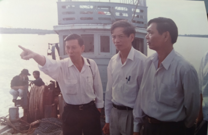 Bộ trưởng Bộ Thủy sản Tạ Quang Ngọc (giữa) cùng ông Lê Hồng Anh - Bí thư Tỉnh ủy Kiên Giang (bên phải) kiểm tra việc khảo sát luồng lạch để chuẩn bị khởi công cảng cá Tắc Cậu. Ảnh chụp năm 1996.