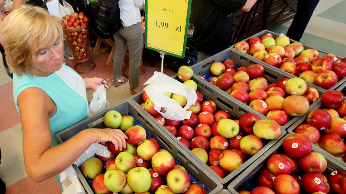 Nhiều loại trái cây và rau ở EU được phát hiện còn tồn dư lượng thuốc trừ sâu độc hại. Ảnh: AP