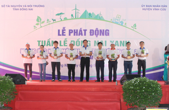 Ông Huỳnh Tấn Lộc (thứ ba từ phải qua) - đại diện Vedan Việt Nam - nhận những phần quà là cây xanh từ Ban tổ chức chương trình.