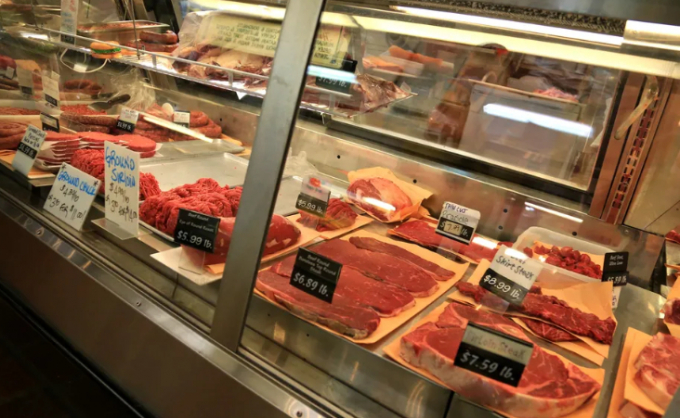 Giá thịt đã tăng cao hơn mức lạm phát so với năm ngoái, khiến một số nhóm bảo vệ người tiêu dùng và Tổng thống Biden đổ lỗi cho các nhà sản xuất thịt lớn đang thông đồng tăng giá. Ảnh: Douglas Sacha