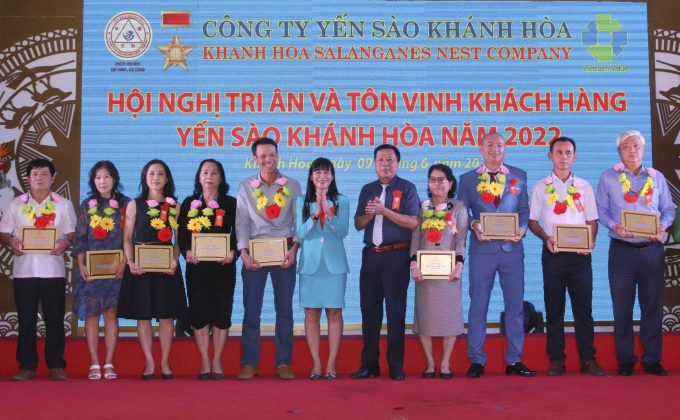 Các nhà phân phối, đại lý nhận khen thưởng của Công ty Yến sào Khánh Hòa.