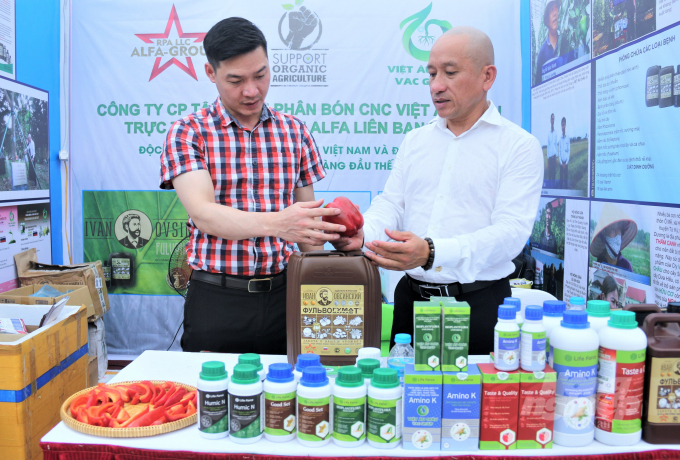 Viet Au Chau High-tech Fertilizer Joint Stock Company at the Trade Promotion Fair for Cooperatives 2022. Photo: Pham Hieu.