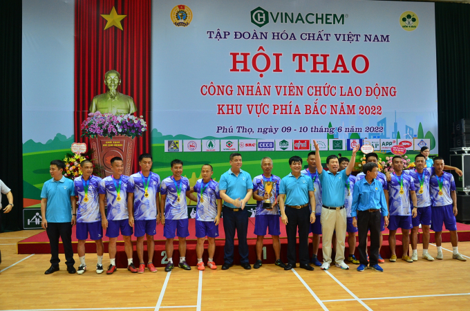 Đội bóng của Lâm Thao giành cúp vàng, giữ vững ngôi vị vô địch. Ảnh: Dương Đình Tường.