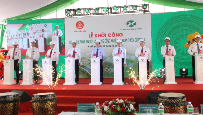Các đại biểu bấm nút khởi công dự án nông nghệ công nghệ cao của Tập đoàn Xuân Thiện. Ảnh: Quang Yên.