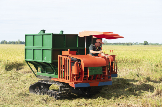 Máy gặt đập liên hợp cải tiến có thể vận hành trên nhiều nền ruộng của khu vực các tỉnh miền Tây.
