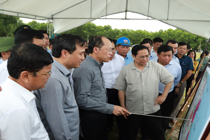 Lãnh đạo tỉnh Hà Tĩnh báo cáo nhanh về thực trạng dự án mỏ sắt Thạch Khê với đoàn công tác Chính phủ. 