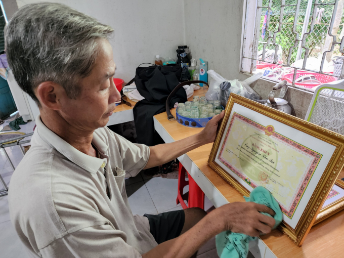 Mr. Nguyen Anh Dung, representative of VietGAP sweet potato cooperative group in Tan Bien hamlet, Tan Binh commune. Photo: Van Viet.