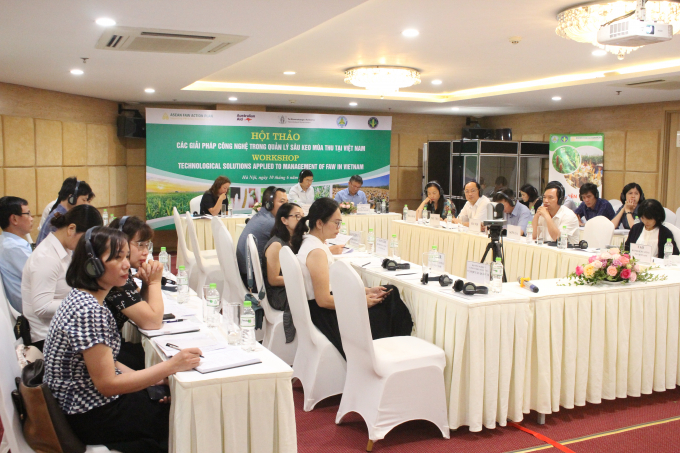 At the workshop, the delegates discussed issues related to the current effective solutions to prevent Falll Armyworm. Photo: Trung Quan.