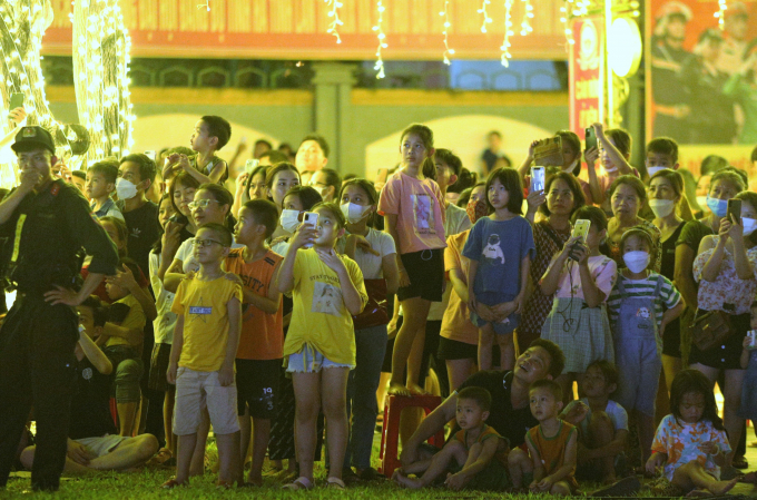 Học sinh trên địa bàn thành phố Hà Tĩnh háo hức theo dõi đến hết chương trình. 