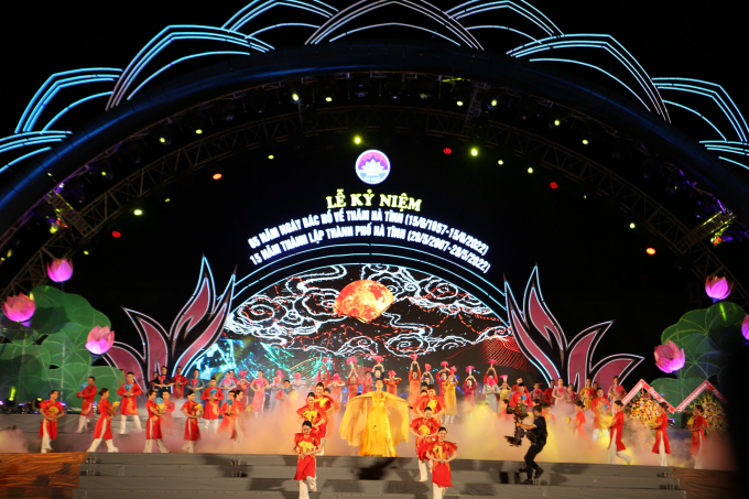 Lễ kỷ niệm được tổ chức trọng thể tại quảng trường TP Hà Tĩnh.