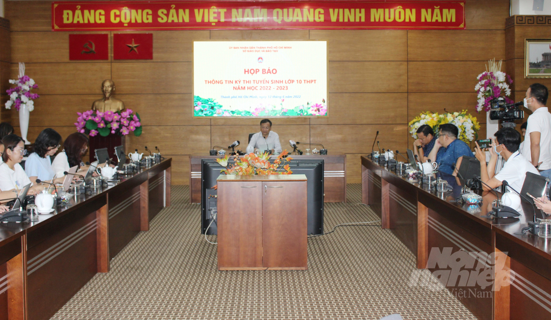 Phó Giám đốc Sở GD-ĐT TP.HCM Lê Hoài Nam chủ trì buổi họp báo. Ảnh: T.N.