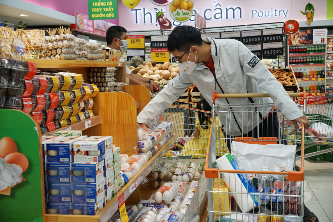 Người tiêu dùng lựa chọn trứng gia cầm tại siêu thị Co.opXtra Gigamall Thủ Đức. Ảnh: Nguyễn Thủy.