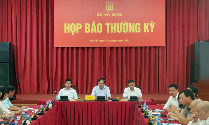 Thứ trưởng Bộ Xây dựng Lê Quang Hùng (giữa) chủ trì buổi họp báo. 
