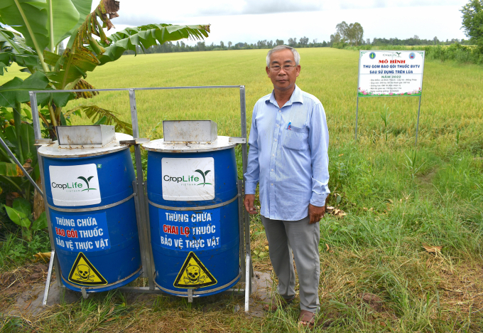 Mr. Cao Tho Truong, Deputy Director of Binh Thanh Agricultural Service Cooperative said that the fields are green and the fields are clean. Photo: Minh Dam.