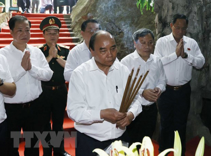 Chủ tịch nước Nguyễn Xuân Phúc dâng hương tại Đền thờ Liệt sĩ Hang 8 thanh niên xung phong. Ảnh: TTXVN