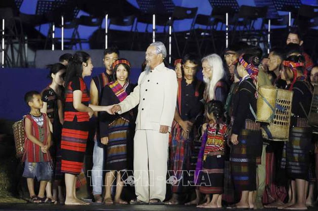 Hình ảnh Bác Hồ thăm hỏi bà con dân tộc Vân Kiều trong chương trình nghệ thuật đặc biệt trong lễ kỷ niệm. Ảnh: TTXVN