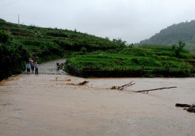 Giao thông ở một số xã tại huyện Bát Xát bị chia cắt do mưa lớn. Ảnh: T.L.