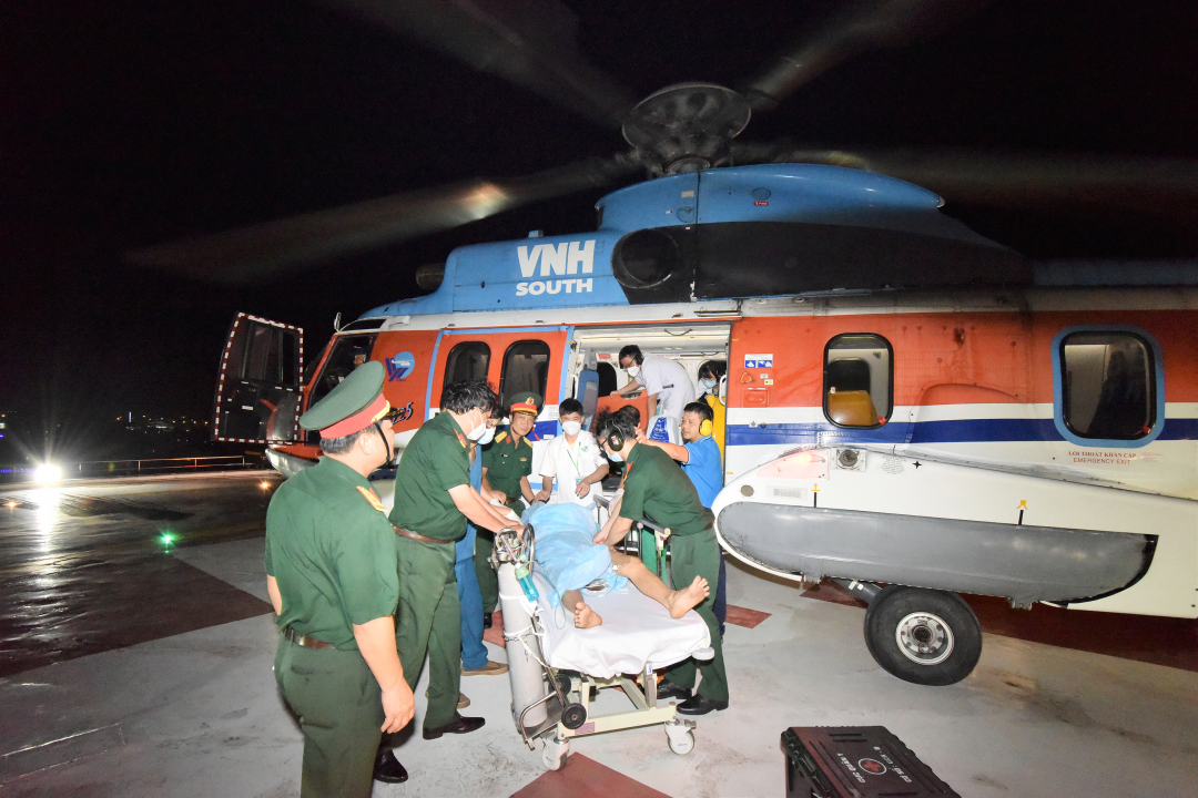 Trực thăng EC 225 số hiệu VN 8622 hạ cánh tại nóc trực thăng Viện Chấn thương Chỉnh hình Bệnh viện Quân y 175, đêm 13/6. Ảnh: Trần Chính.