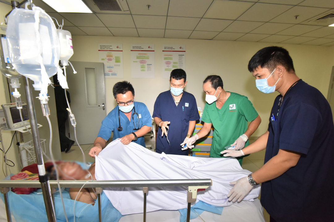 Bác sĩ Bệnh viện Quân y 175 đang tích cực điều trị cho ngư dân. Ảnh: Trần Chính.