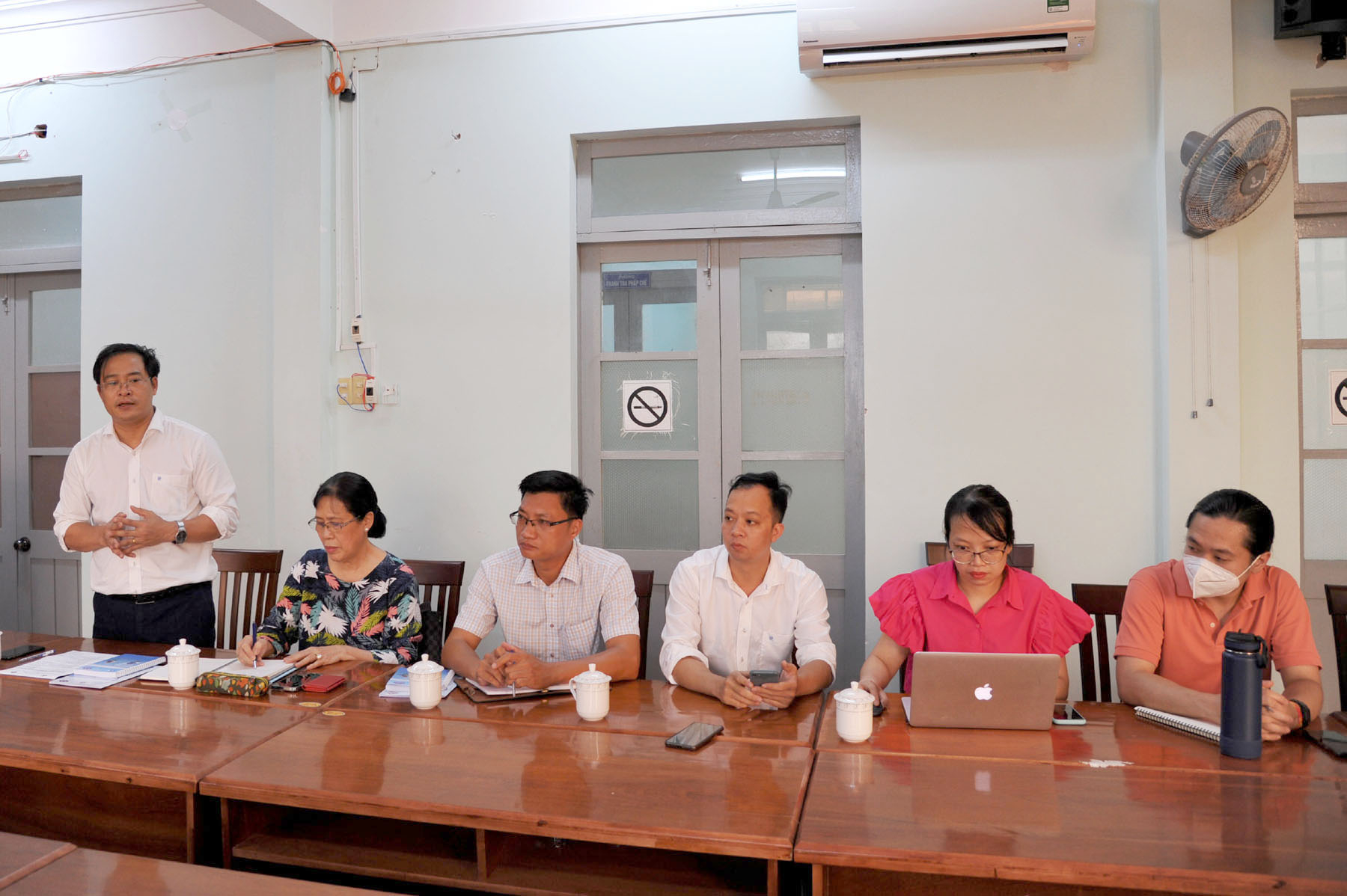 Đoàn công tác của VASEP trao đổi về công tác triển khai chống khai thác IUU ở Phú Yên. Ảnh: Anh Ngọc.