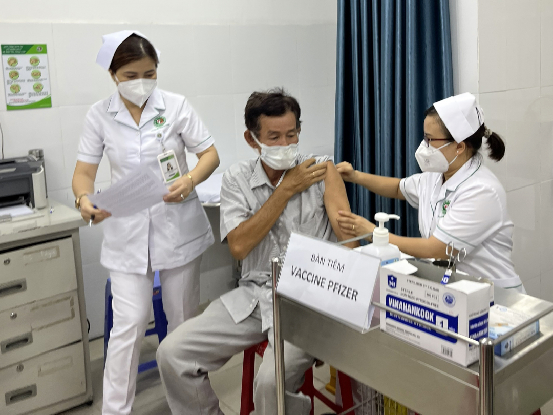 Sáng 14/6, Bệnh viện Lê Văn Thịnh (TP Thủ Đức) tiếp tục triển khai tiêm mũi nhắc lại vacxin phòng Covid-19 cho đối tượng người cao tuổi. 