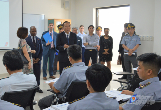 Deputy Minister Phung Duc Tien speaking to the Fisheries Surveillance Force and the local Fisheries Inspectors participating in a training class taught by the US Coast Guard. Photo: Trung Chanh.