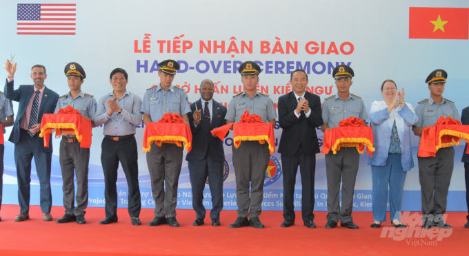 Mr. Todd D. Robinson and Deputy Minister Phung Duc Tien cutting the ribbon to inaugurate and receive the hand-over of the fisheries surveillance training facility on Phu Quoc Island. Photo: Trung Chanh.