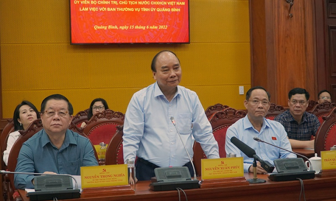 Chủ tịch nước Nguyễn Xuân Phúc làm việc với lãnh đạo chủ chốt tỉnh Quảng Bình. Ảnh: N.M