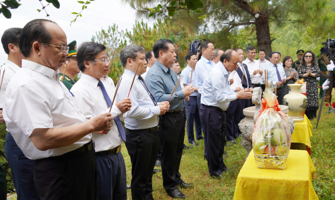 Chủ tịch nước Nguyễn Xuân Phúc thắp hương tại khu mộ Đại tướng Võ Nguyên Giáp. Ảnh: N.M