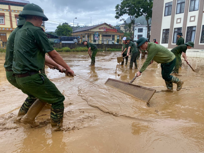 Cán bộ, chiến sĩ huyện Mường Khương khắc phục hậu quả của đợt mưa lớn kéo dài. Ảnh: P. Bằng.