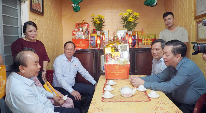 Chủ tịch nước Nguyễn Xuân Phúc thăm hỏi, tặng qùa gia đình chính sách tại Quảng Bình. Ảnh: N.M