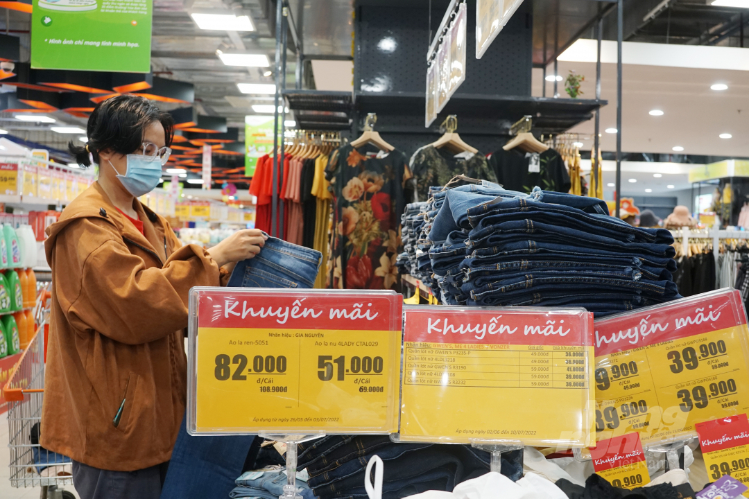 Chị Trần Thị Huệ An (Bình Thạnh) tranh thủ mua sắm khi các chương trình khuyến mại được tung ra. Ảnh: Nguyễn Thủy.