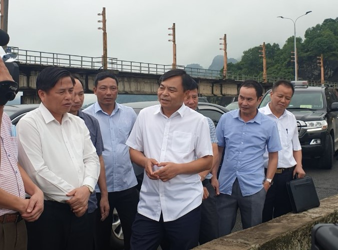 Thứ trưởng Nguyễn Hoàng Hiệp dẫn đầu đoàn công tác kiểm tra thực địa tại cụm công trình đầu mối thuỷ điện Hoà Bình ngày 14/6.