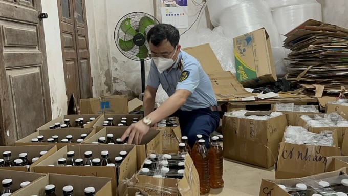 A Hanoi market management officer counting consignments of counterfeit honey.