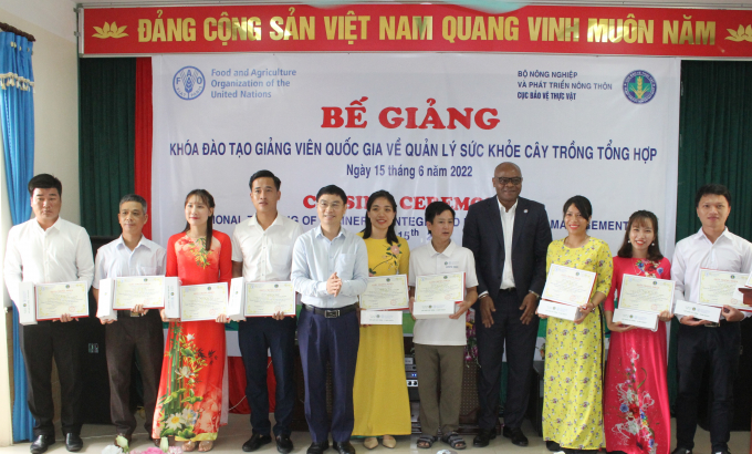 Leaders of the Department of Plant Protection and the Chief Representative of FAO Vietnam announcing the decision to recognize the training results and awarding the IPHM training course certificates to 30 trainees. Photo: Trung Quan.