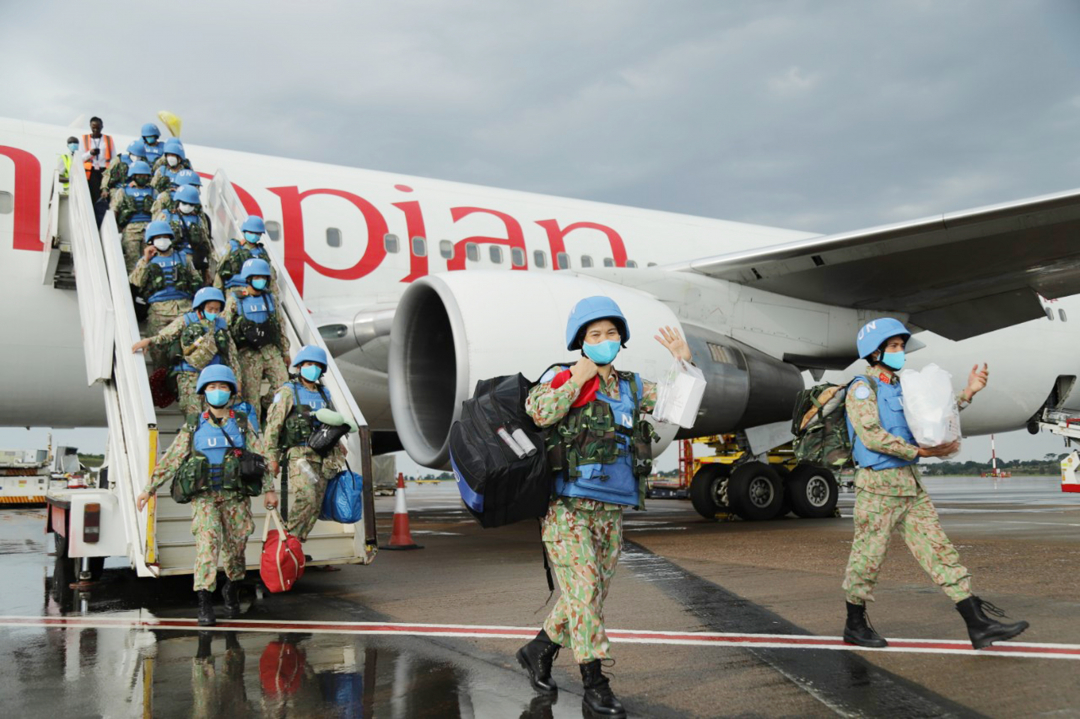Đội công binh số 1 hành quân tới Entebbe (Uganda). Ảnh: Quang Tuyển.