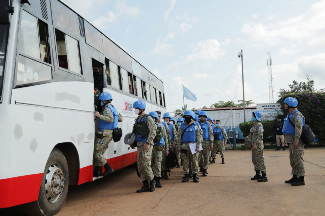 Toàn đội hành quân ra sân bay Entebbe. Ảnh: Quang Tuyển.