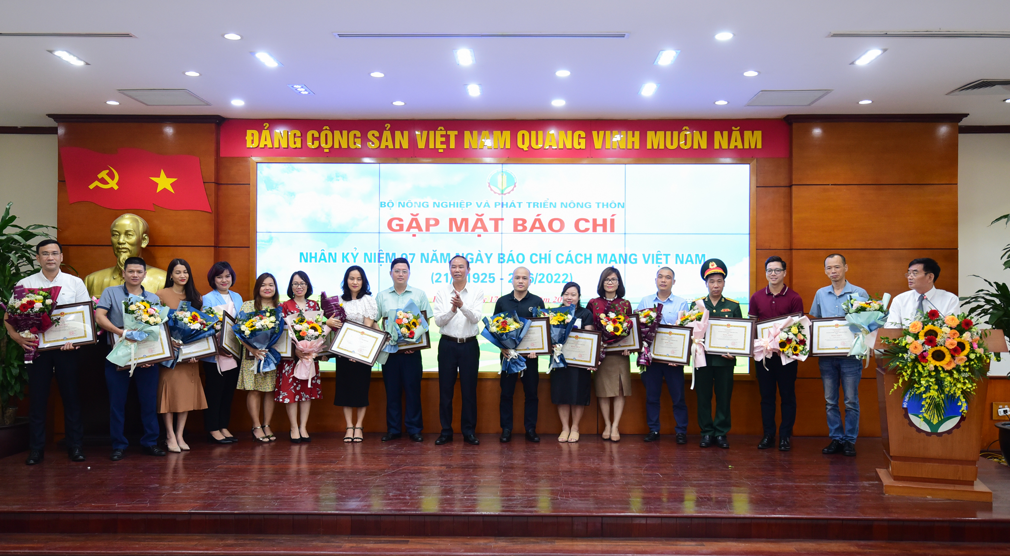 Các tập thể, cá nhân nhận bằng khen của Bộ trưởng Bộ NN-PTNT nhân dịp kỷ niệm 97 năm ngày Báo chí Cách mạng Việt Nam. Ảnh: Tùng Đinh.