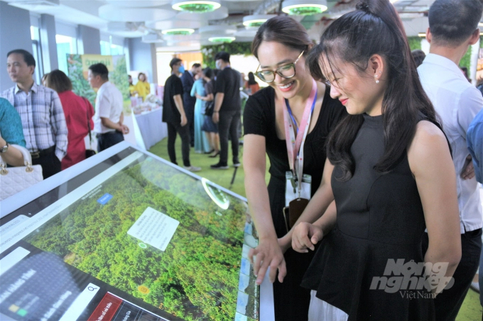 Delegates experiencing the Digital Exhibition under Forum 'Vietnamese lychees go global'. Photo: Pham Hieu.