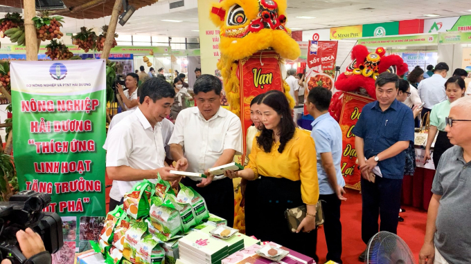 Thứ trưởng Bộ NN-PTNT Trần Thanh Nam đánh giá cao các gian hàng tham gia phiên chợ năm nay. Ảnh: Quang Linh.