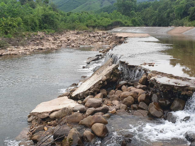 Many dams show signs of erosion and need to be upgraded and repaired. Photo: Nguyen Thanh.