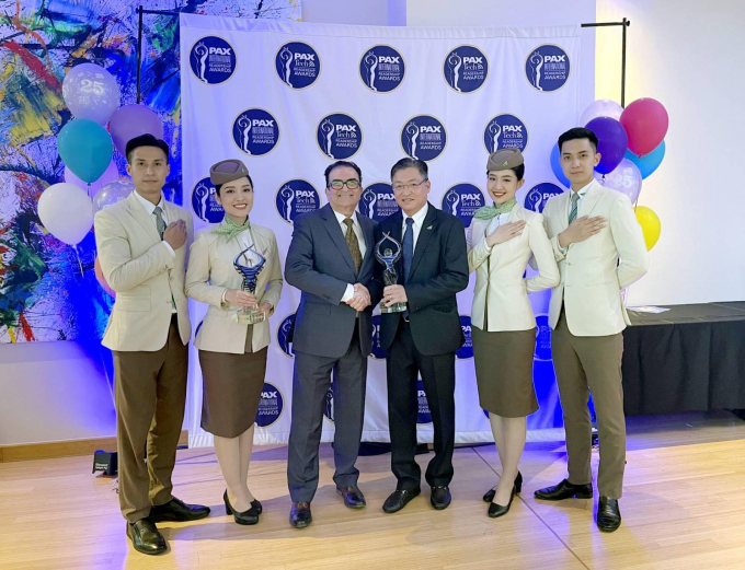 Ông Trương Phương Thành, Phó Tổng giám đốc Bamboo Airways nhận giải thưởng tại lễ trao giải PAX Awards 2022.